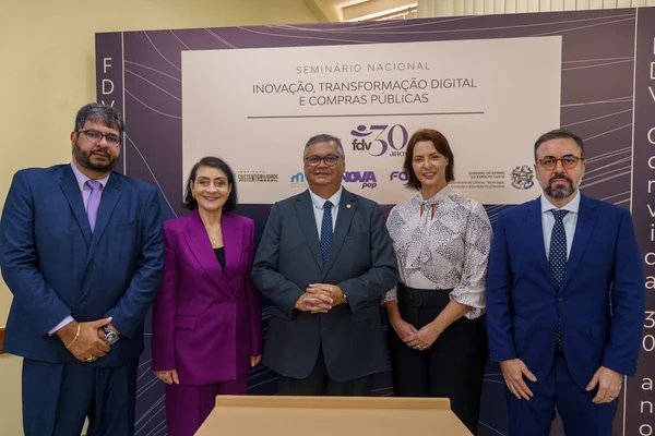  Américo Bedê (FDV), Elda Bussinguer (PPGD FDV), Min. Flávio Dino, Ivana Bonesi (Coordenadora Graduação FDV), Ricardo Goretti (Diretor Acadêmico FDV)