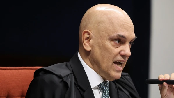 Relator é primeiro a votar nesta terça (21) na Primeira Turma do Supremo, que julga sete réus acusados de atacar adversários e espalhar desinformação