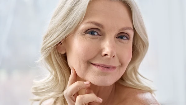 A abordagem propõe tratar a causa do problema, estimulando os mecanismos biológicos naturais do organismo para restaurar, rejuvenescer e preservar a pele