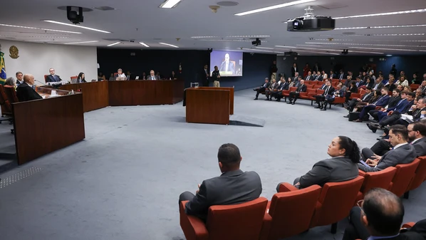 Não é uma comemoração ingênua, de vitória acomodativa. É celebração que convida ao alerta permanente, a trazermos à memória a história de nossas tristes lembranças da ditadura, dos tempos de silenciamento de muitos e de privilégios de poucos.
