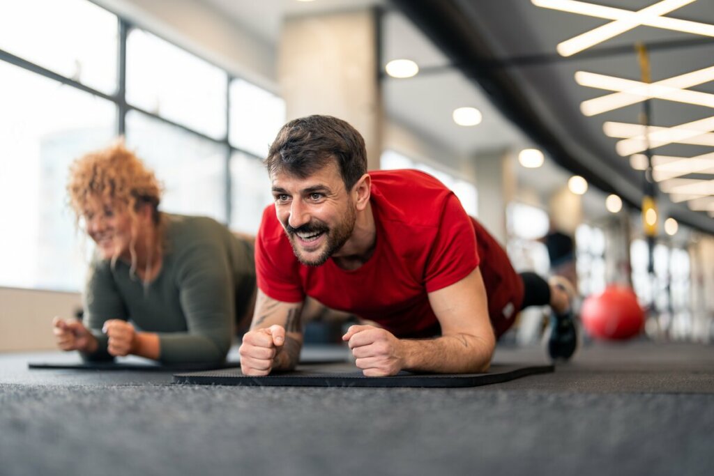 Exercícios que fortalecem o core ajudam a evitar lesões e artrose na coluna (Imagem: Dorde Krstic | Shutterstock)