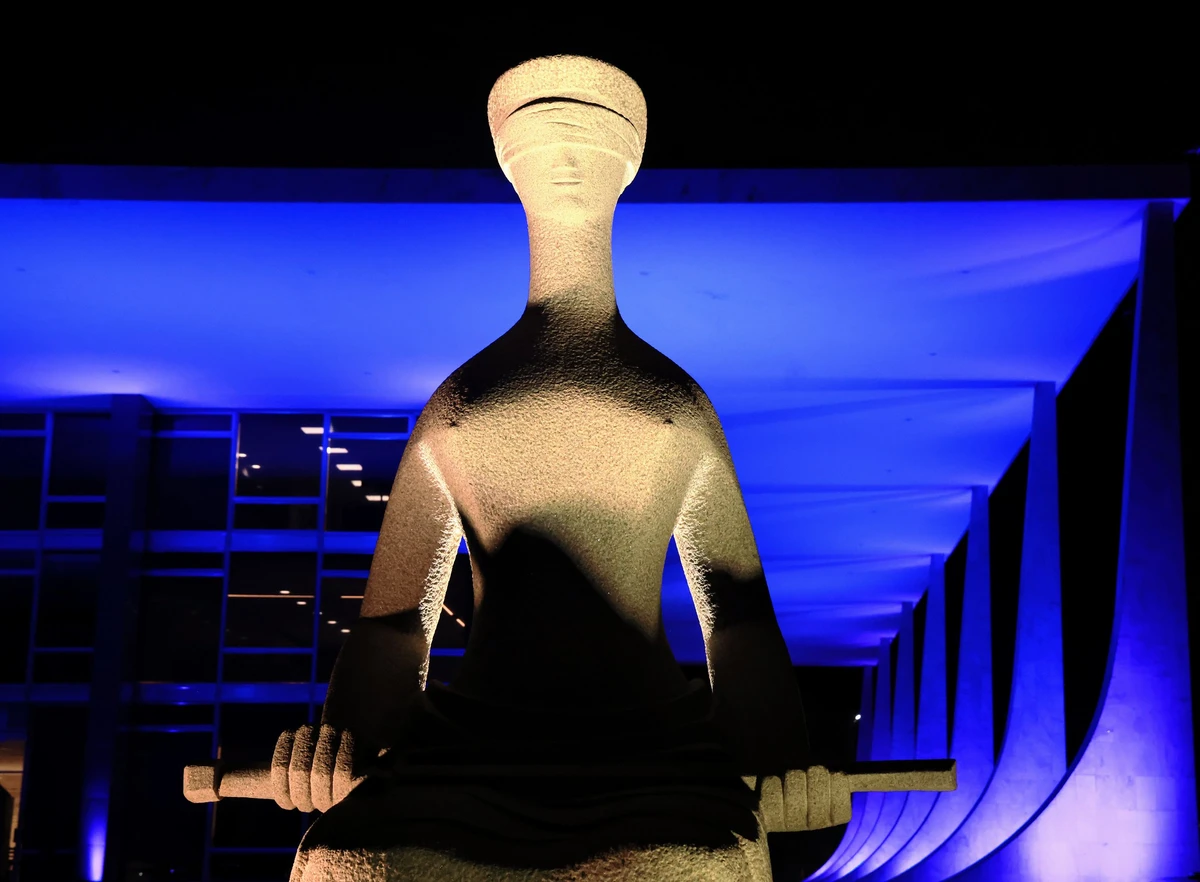 Estátua A Justiça, na sede do Supremo Tribunal Federal (STF), em Brasília, onde acontece julgamento do ex-presidente Jair Bolsonaro (PL) e mais 7 réus no STF por trama golpista