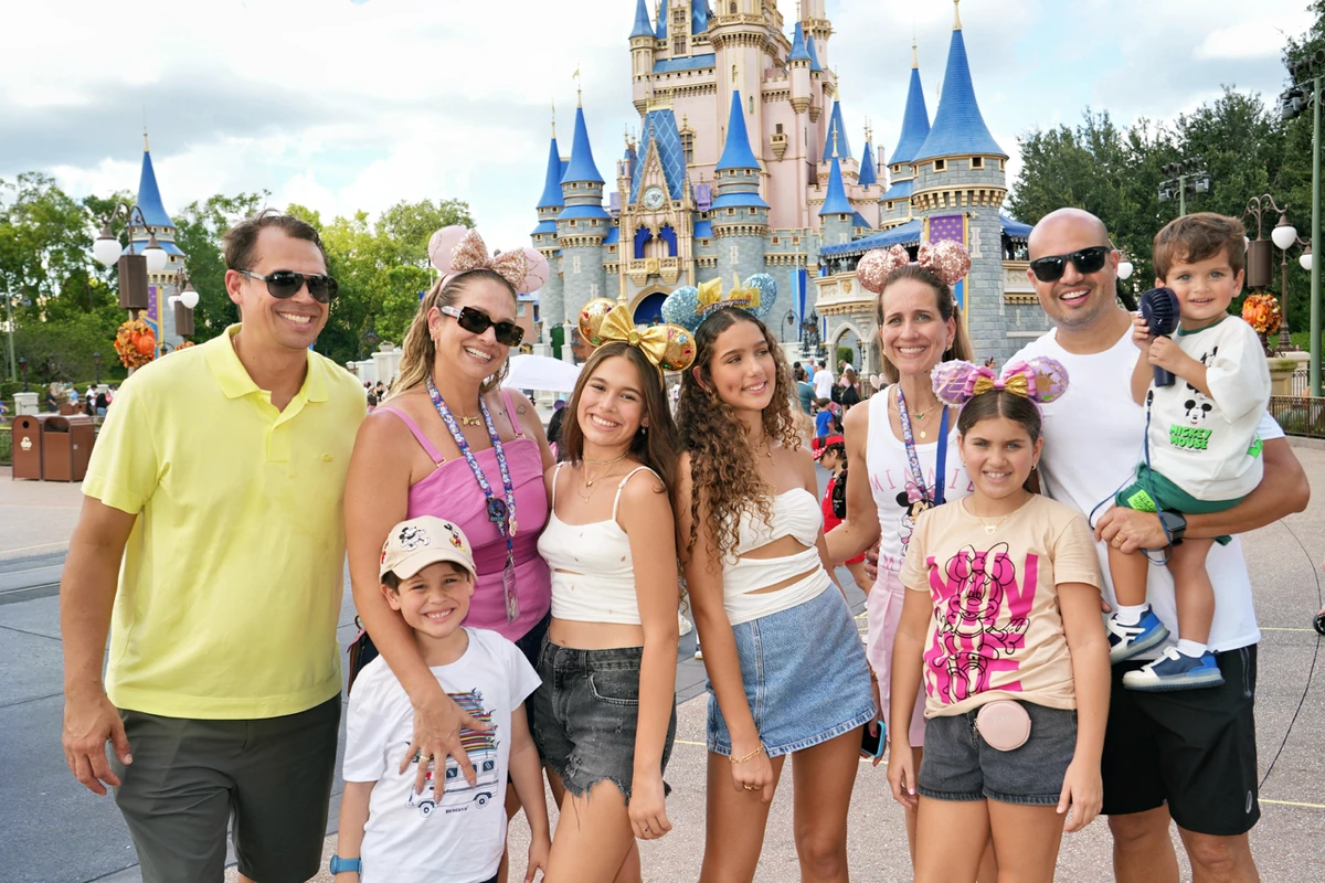 Férias em Familia: Silverio Pereira, Jaqueline Lira, Lorenzo, Valentina, Ana Clara, Fernanda Lira, Maria Luisa, Luciano Fernandes e o pequeno Gabriel curtem dias animados nos parques da Disney World em Orlando, na Flórida