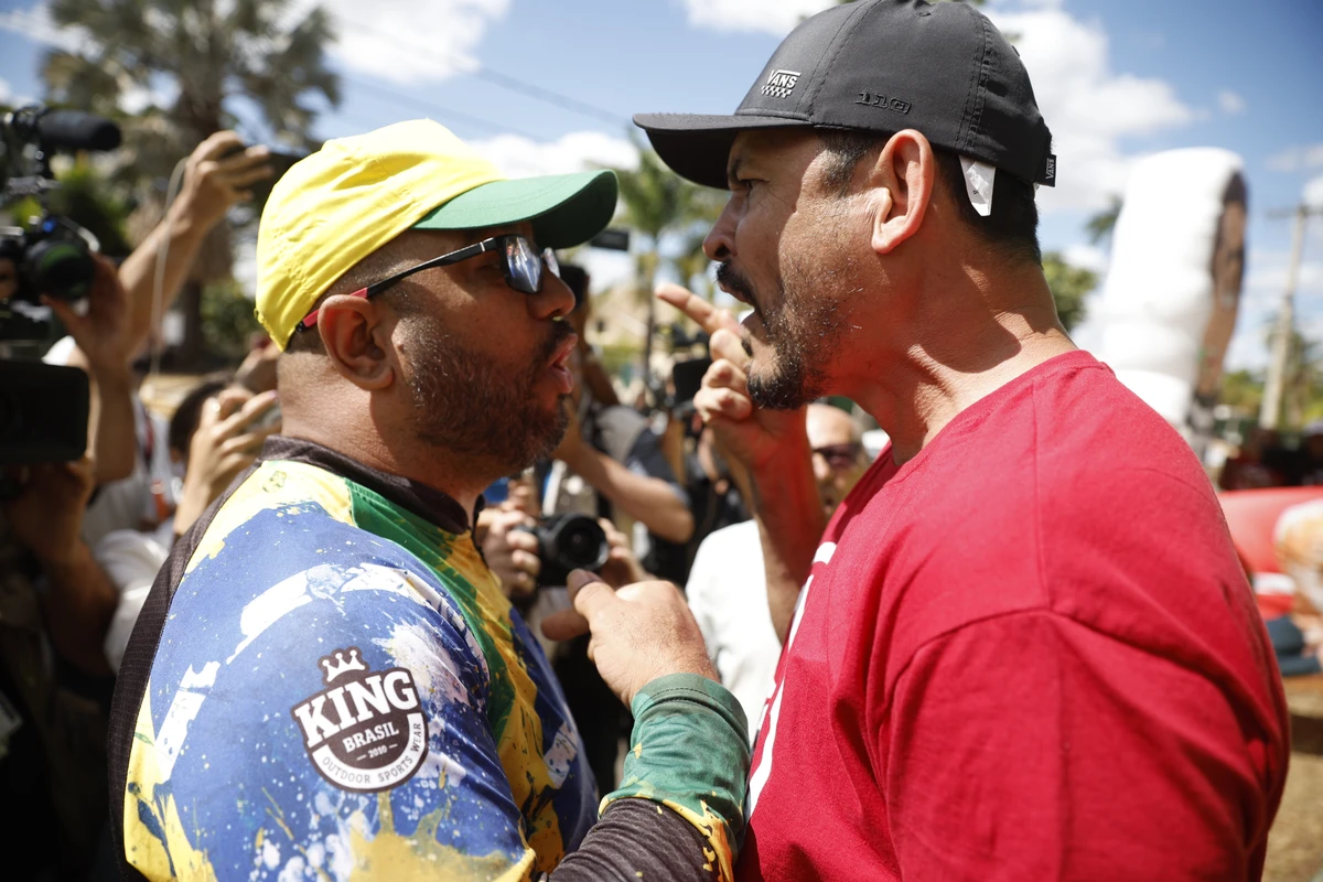 Grupos pró e contra Bolsonaro protestaram na frente da casa do ex-presidente em Brasília no primeiro dia de julgamento no STF