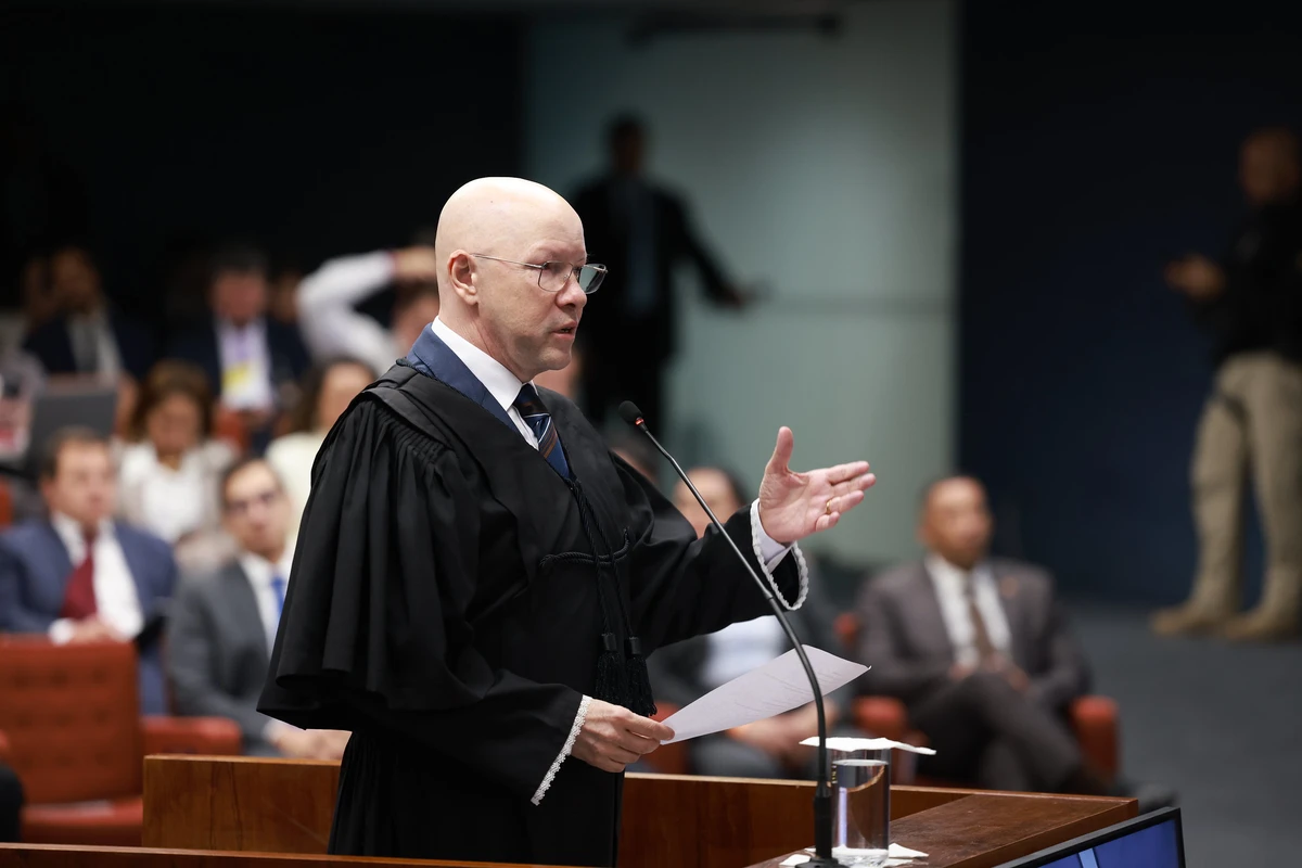 O advogado Demóstenes Torres que defende o almirante da reserva Almir Garnier