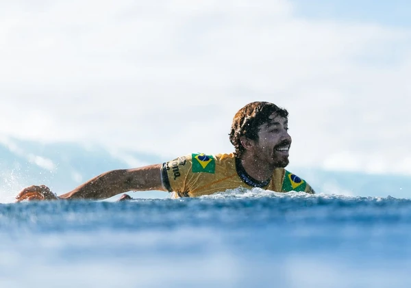 Yago Dora é campeão mundial de surfe pela primeira vez. 