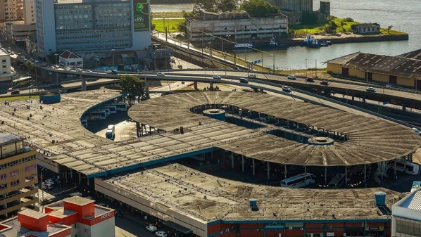 Os restos mortais foram descobertos após funcionários do guarda-volumes relatarem um mau cheiro vindo de uma mala armazenada no local e acionarem a Brigada Militar