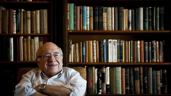 Justamente ele, com esse sobrenome, era um curioso sobre a mentira. Ele, que considerava-se um sujeito sem graça, atingia tão facilmente o difícil alvo de fazer alguém rir. Tão econômico com as palavras, escreveu 70 livros