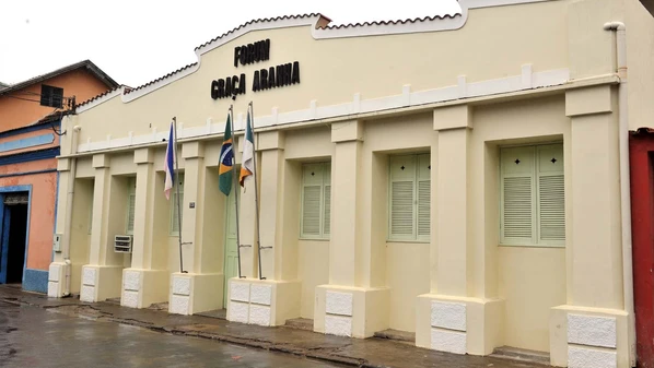 Suspeito, de 36 anos, foi autuado por descumprimento de medida protetiva e injúria qualificada após seguir a ex-companheira até o Fórum de Santa Leopoldina