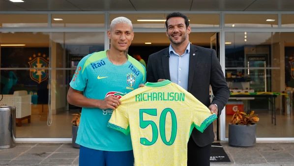 Atacante de Nova Venécia recebeu camisa comemorativa e soma 20 gols pela Amarelinha