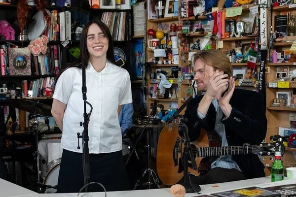 Billie Eilish em performance no Tiny Desk Concert