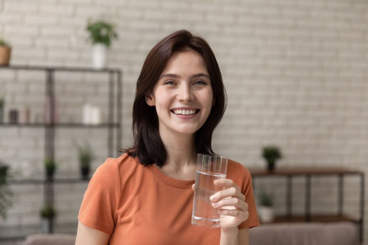 A água é essencial para o equilíbrio do organismo (Imagem: fizkes | Shutterstock)