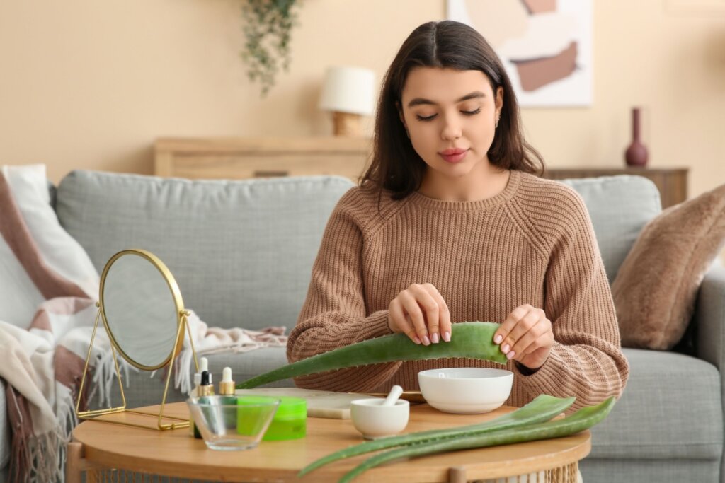 As vitaminas e minerais da aloe vera favorecem a regeneração da pele em pequenos machucados ou descamações (Imagem: Pixel-Shot | Shutterstock)