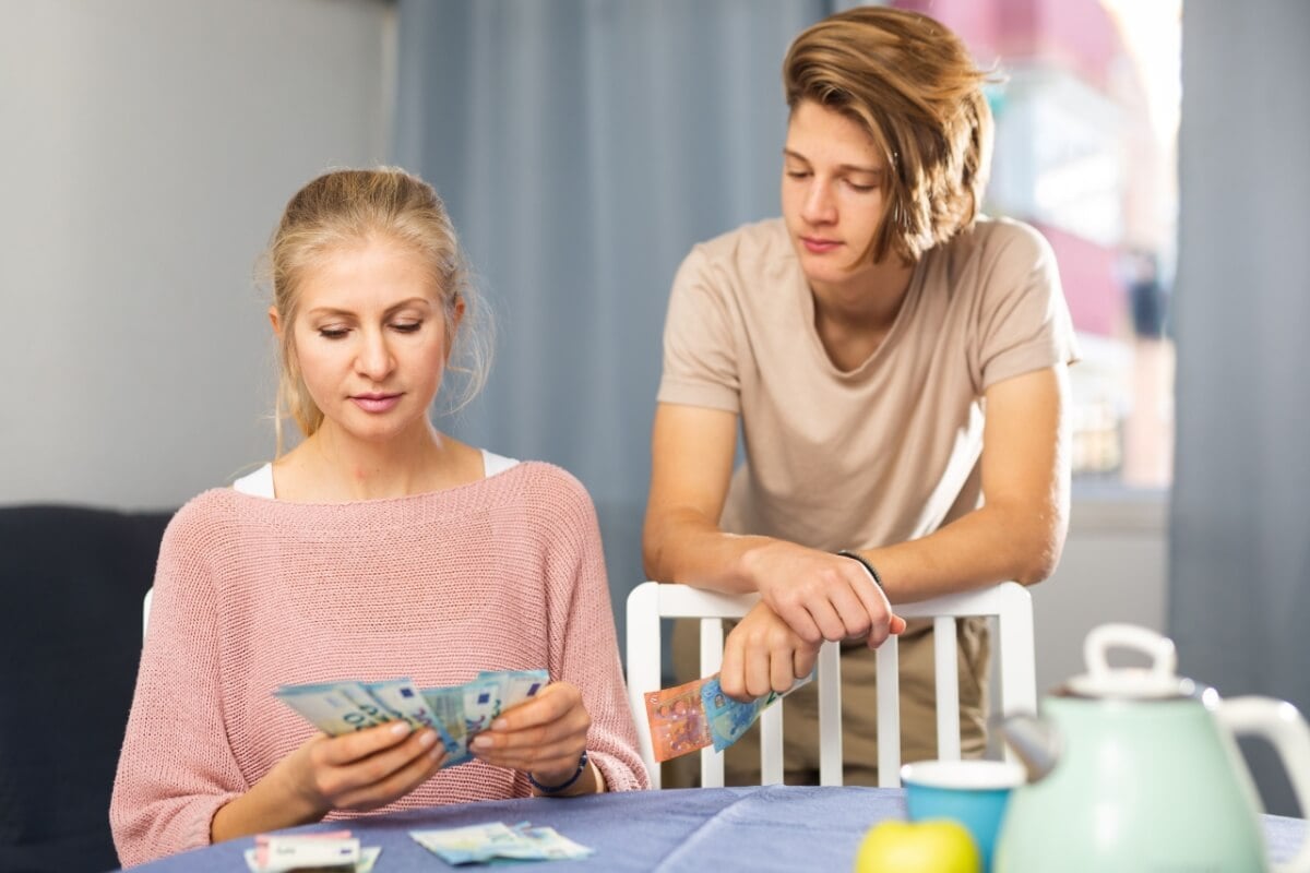 Educação financeira para adolescentes é essencial para formar hábitos conscientes e desenvolver responsabilidade com o dinheiro (Imagem: BearFotos | Shutterstock)