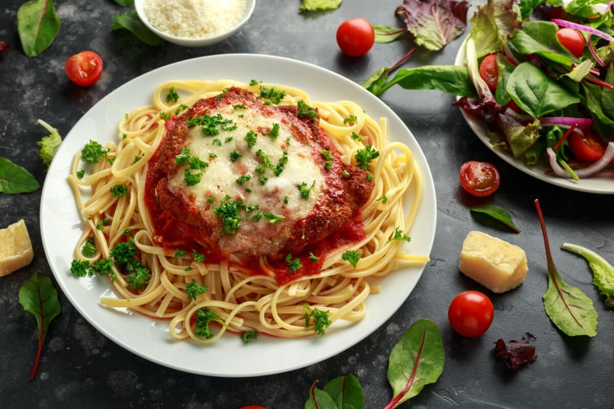 Frango à parmegiana com talharim (Imagem: DronG | Shutterstock)