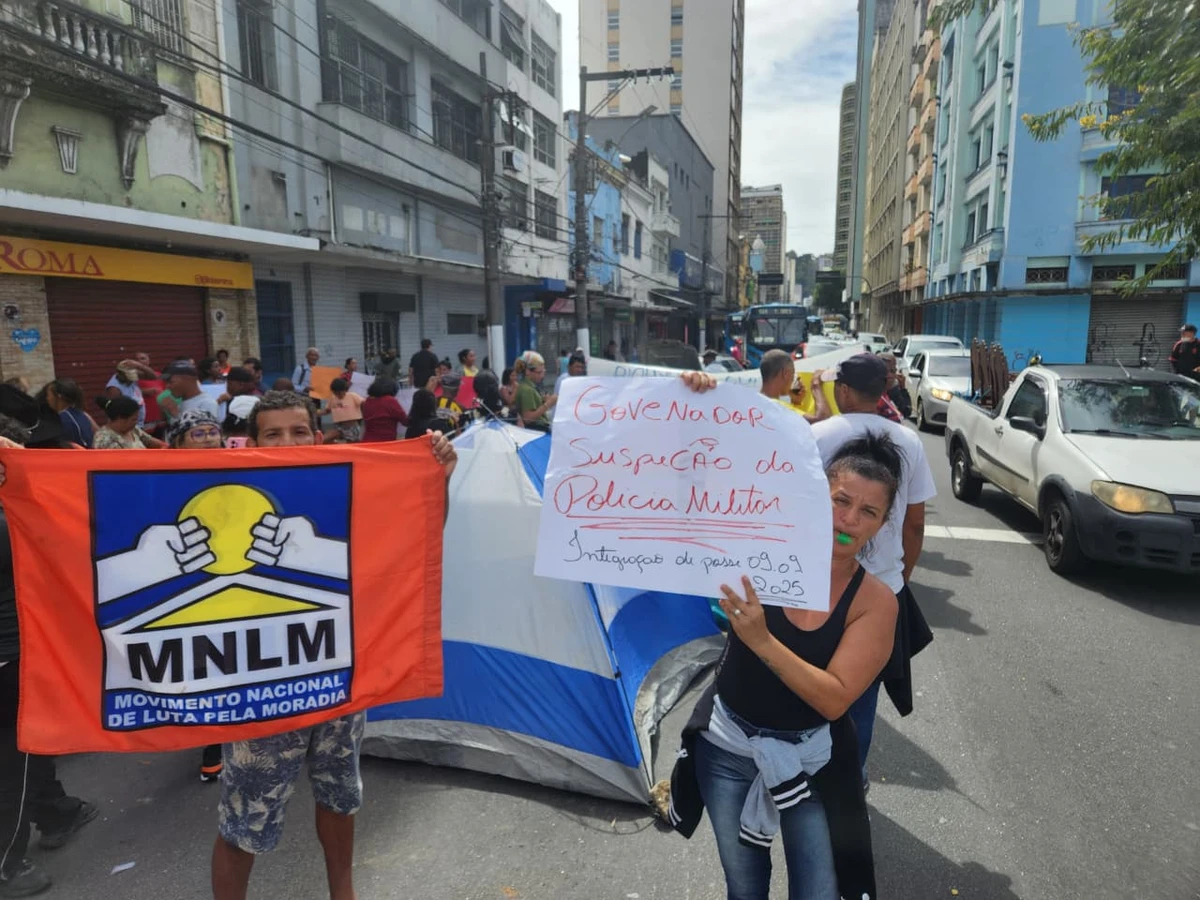 Famílias da ocupação Vila Esperança, em Vila Velha, fazem protesto em Vitória por Ricardo Medeiros