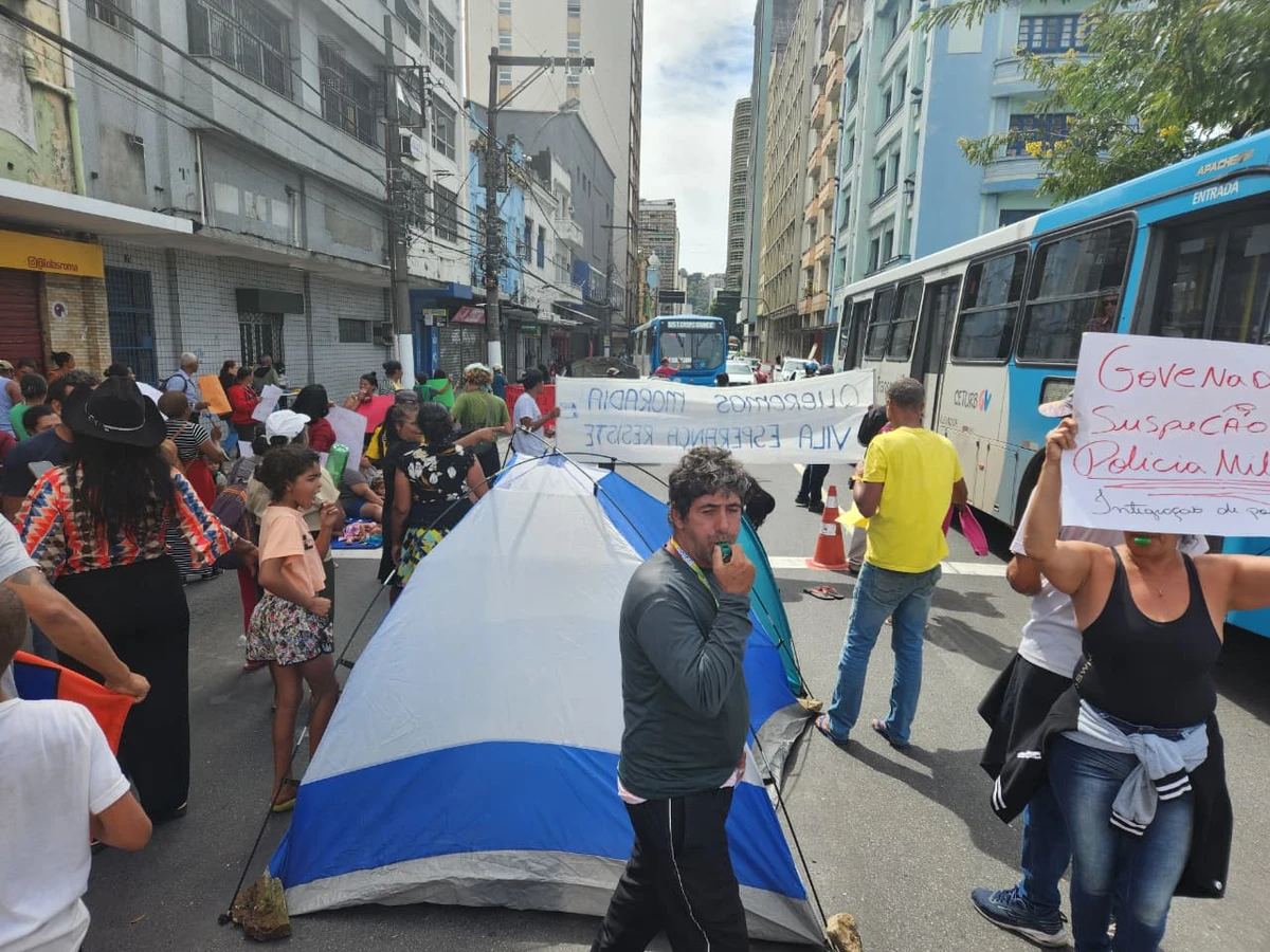 Famílias da ocupação Vila Esperança, em Vila Velha, fazem protesto em Vitória por Ricardo Medeiros