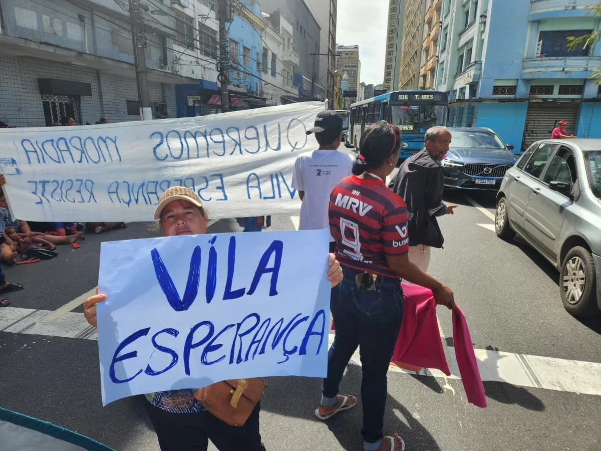 Famílias da ocupação Vila Esperança fazem protesto no Centro de Vitória por Ricardo Medeiros