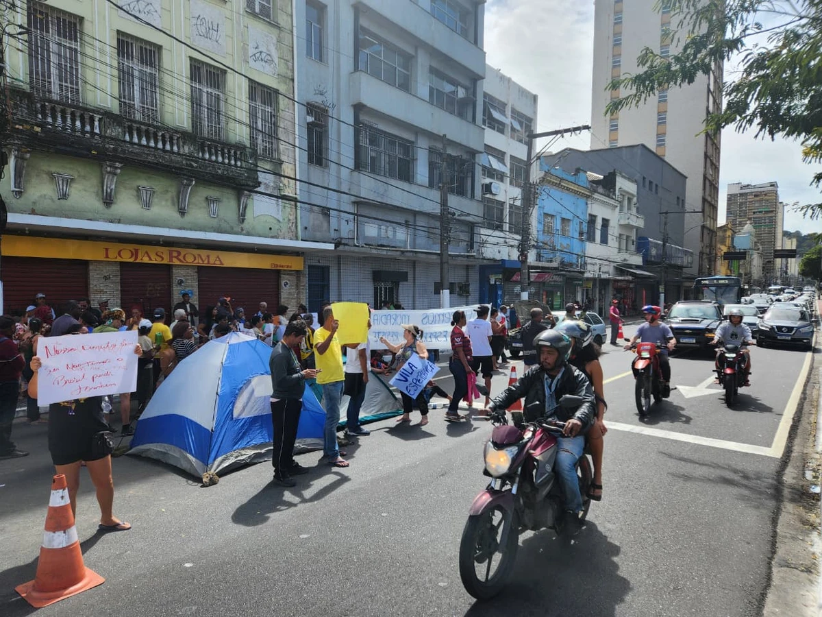 Famílias da ocupação Vila Esperança fazem protesto no Centro de Vitória por Ricardo Medeiros
