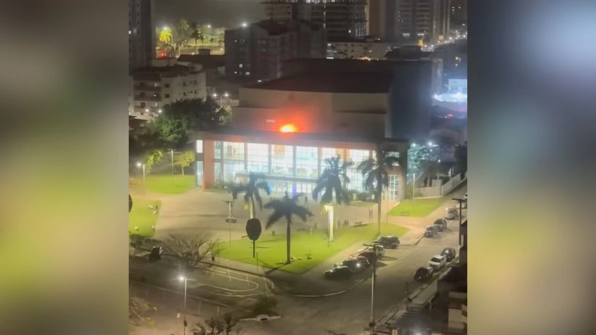 Incêndio no teatro Mario Covas mobiliza Corpo de Bombeiros de Caraguatatuba