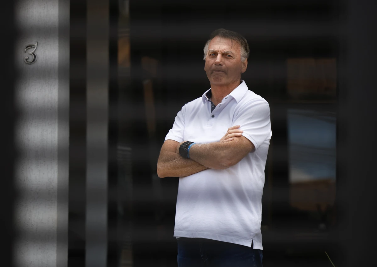 Jair Bolsonaro na garagem de casa em Brasília, no dia em que começou o julgamento no STF por trama golpista