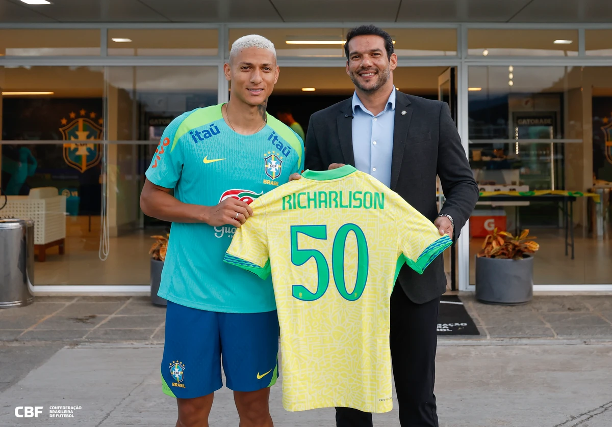 Richarlison foi homenageado pela CBF