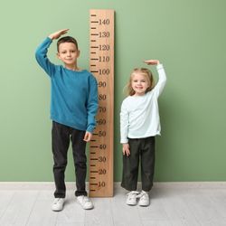 Fatores como genética, alimentação, rotina de sono e até questões hormonais influenciam diretamente no crescimento