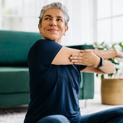 Aprenda práticas simples que reduzem a sobrecarga articular, melhoram a circulação e diminuem a rigidez dos tecidos