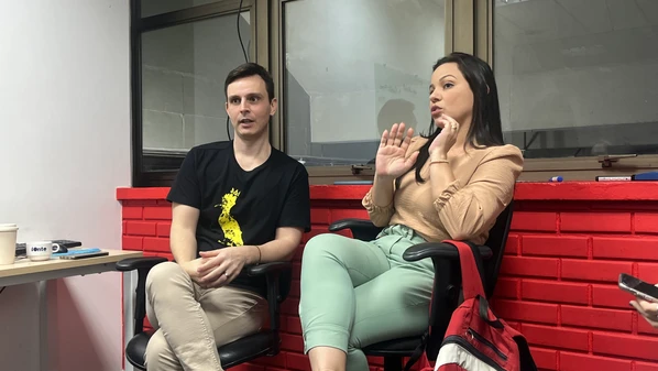 Vitor Ferri e Juirana Nobres, editores do g1 ES, destacam, em bate-papo com alunos do 28° Curso de Residência, como surgem assuntos que podem repercutir no país