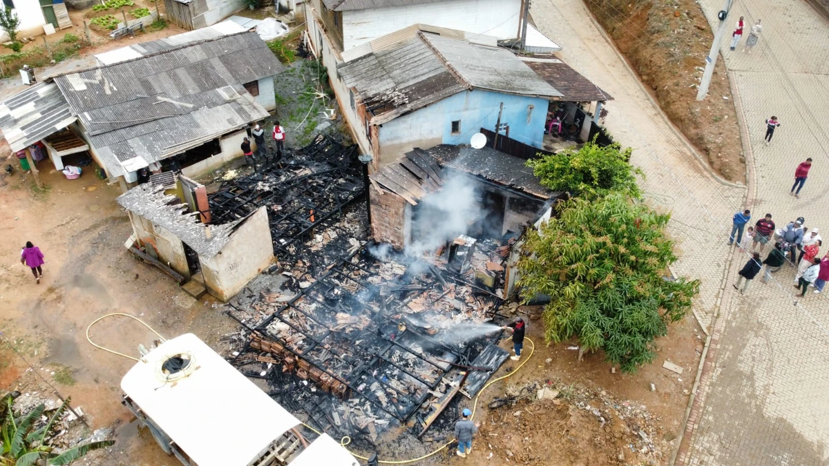 Casas são destruídas em incêndio em Venda Nova do Imigrante  por Corpo de Bombeiros 
