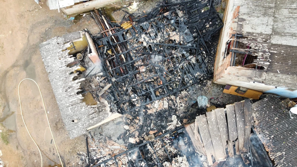Casas são destruídas em incêndio em Venda Nova do Imigrante  por Corpo de Bombeiros 