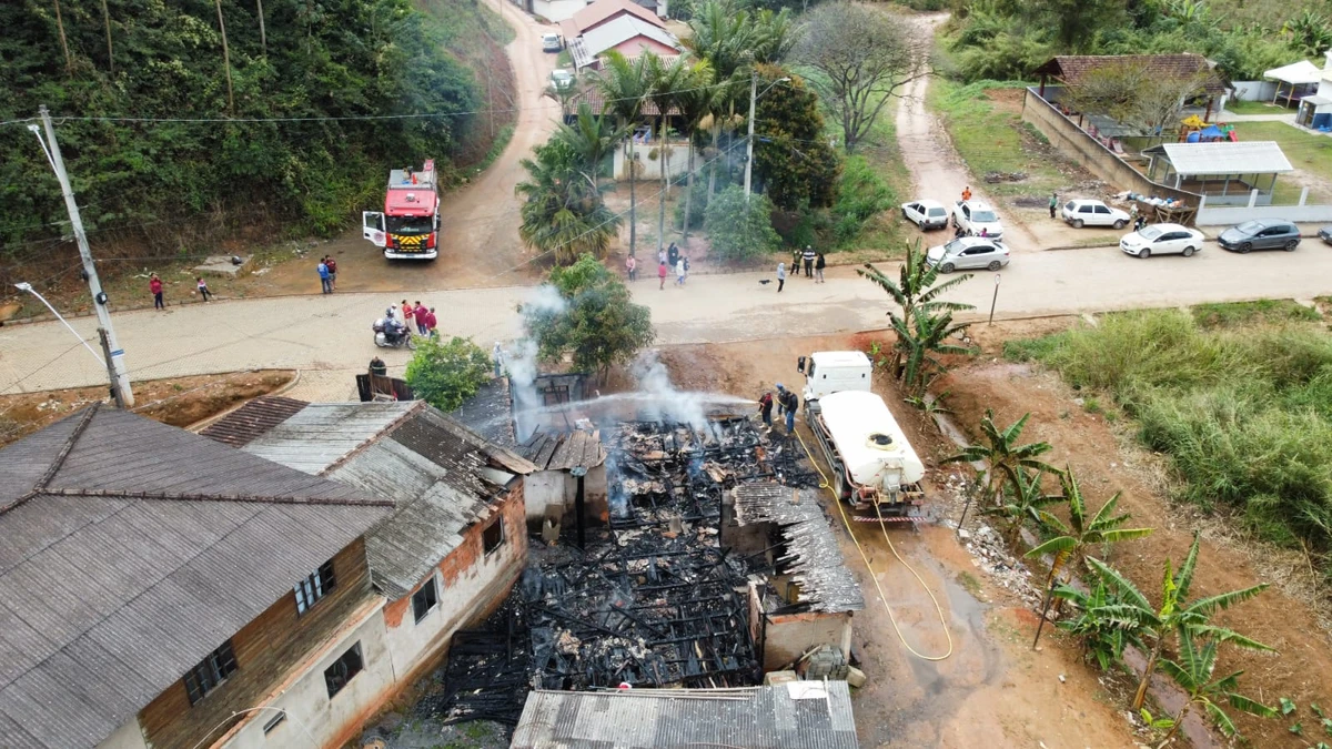 Casas são destruídas em incêndio em Venda Nova do Imigrante  por Corpo de Bombeiros 