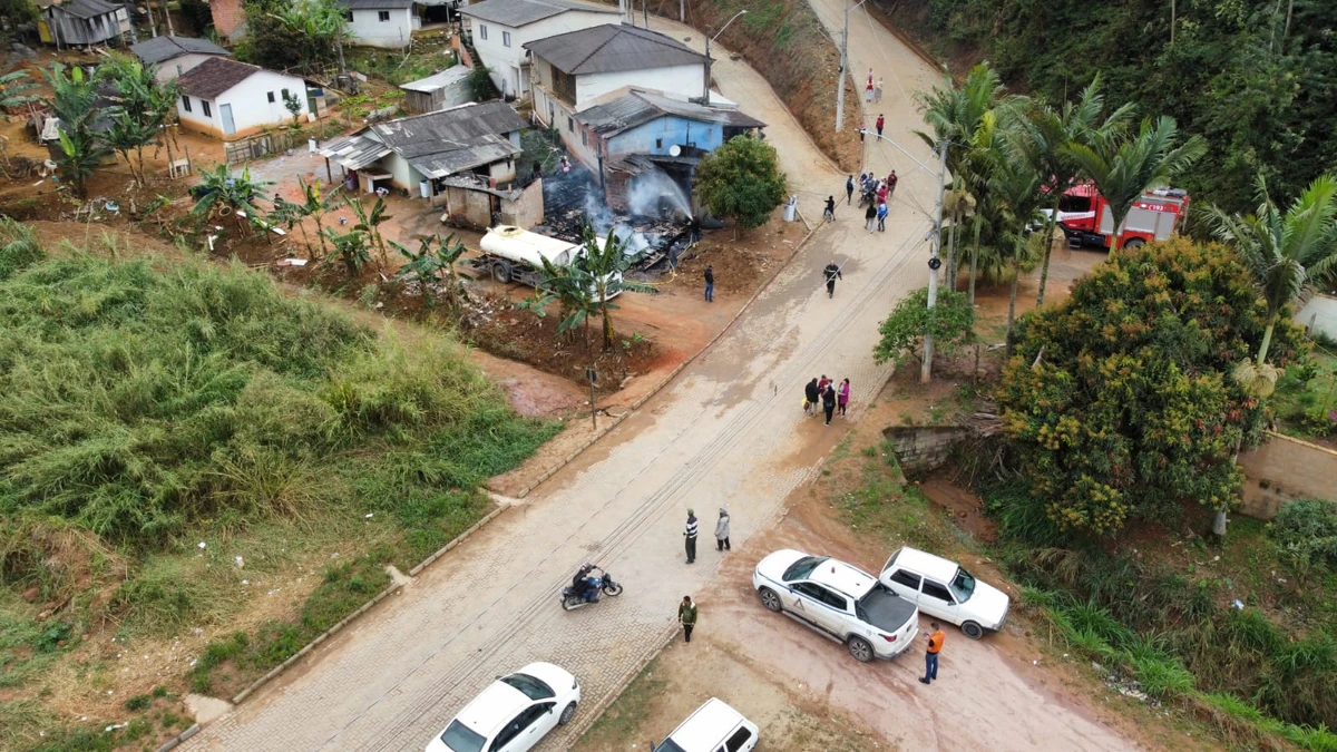 Casas são destruídas em incêndio em Venda Nova do Imigrante  por Corpo de Bombeiros 