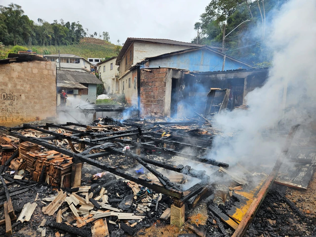 Casas são destruídas em incêndio em Venda Nova do Imigrante  por Corpo de Bombeiros 