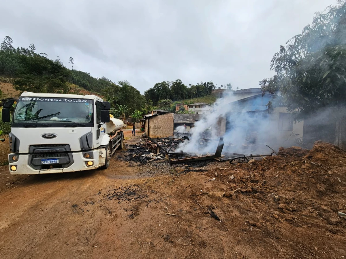 Casas são destruídas em incêndio em Venda Nova do Imigrante  por Corpo de Bombeiros 