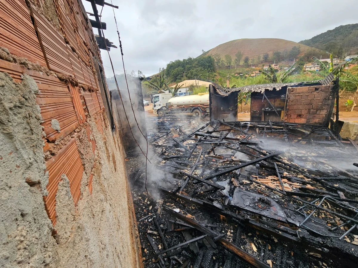 Casas são destruídas em incêndio em Venda Nova do Imigrante  por Corpo de Bombeiros 
