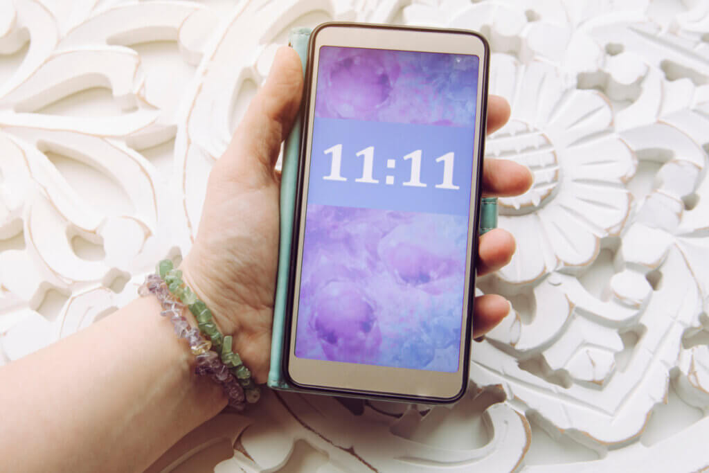 11:11 no relógio pode indicar a necessidade de elevar o espírito (Imagem: FotoHelin | Shutterstock)