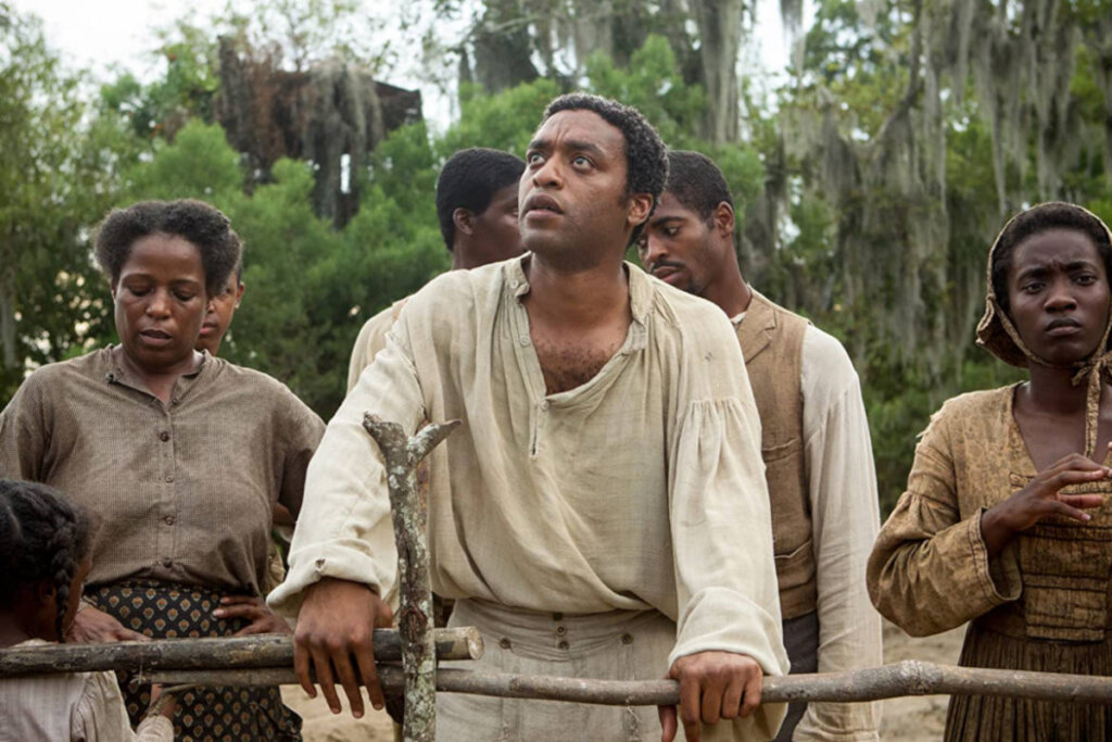 “12 anos de escravidão” mostra a história do violinista Solomon, que é sequestrado e vendido como escravizado (Imagem: Reprodução Digital | Prime Video)