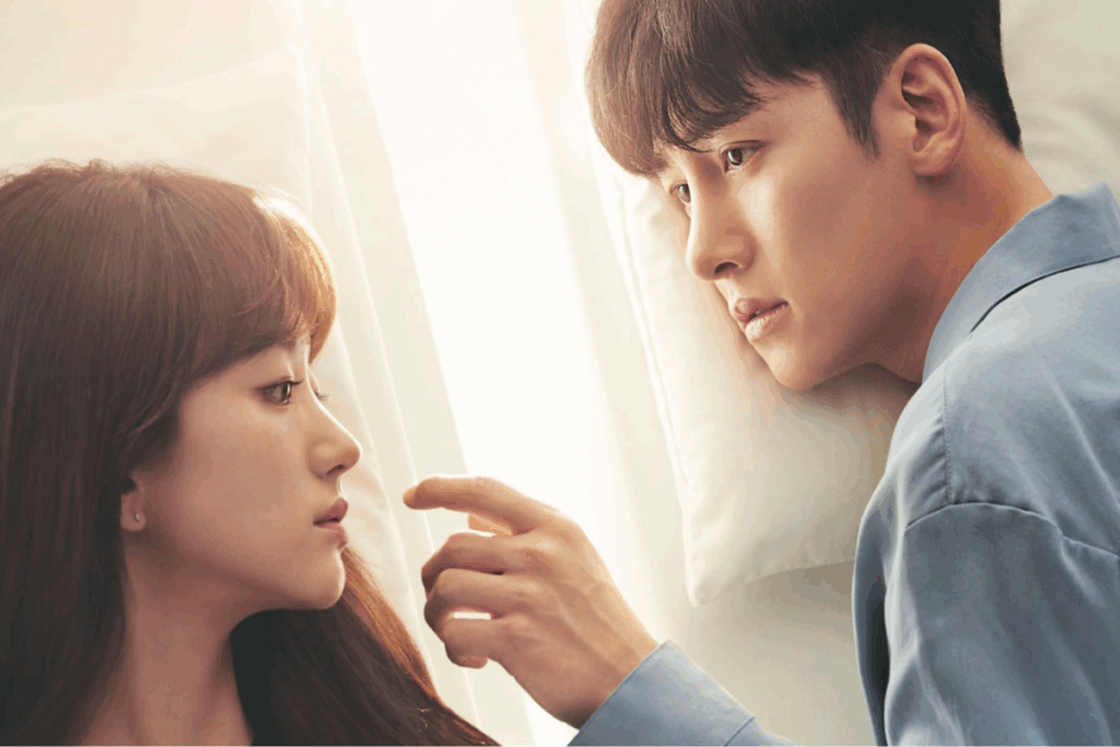 “Derretendo Pouco a Pouco” mistura ficção científica e romance ao retratar um casal que desperta após 20 anos congelado (Imagem: Reprodução digital | tvN)