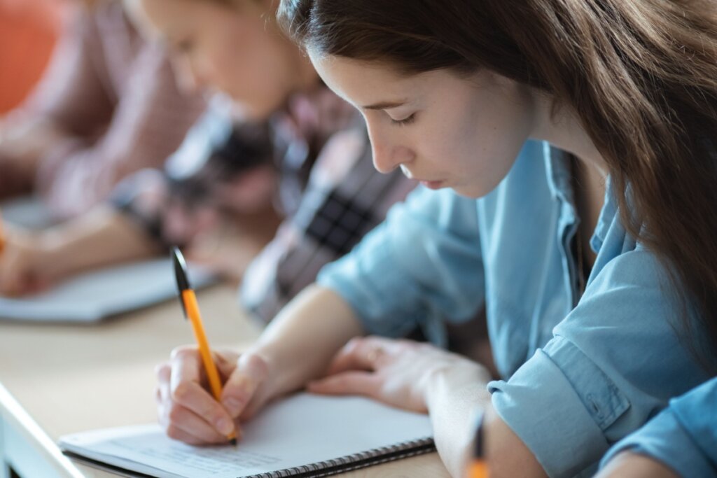 O uso da caneta preta é fundamental para a correção da prova (Imagem: Gorodenkoff | Shutterstock)