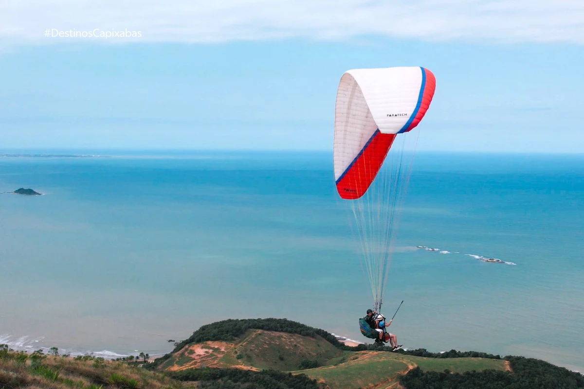 O parapente do topo do Monte Aghá é uma aventura a ser feita em Piúma por Matheus Martins