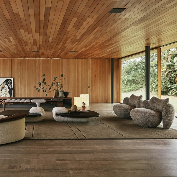 Poltronas Caju compondo o ambiente da sala ao canto