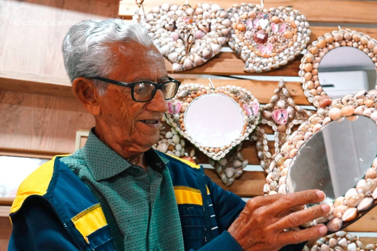 Sr. Lili é um famoso artesão de Piúma