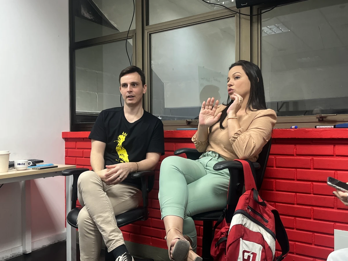 Vitor Ferri e Juirana Nobres, editores do g1 ES em aula aos alunos do 28º Curso de Residência em Jornalismo