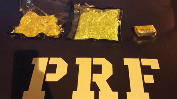 Com a mulher, a PRF apreendeu comprimidos de ecstasy, haxixe, cristais de MDMA, além de frascos para lança-perfume