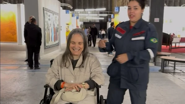 A atriz de 78 anos explicou que o motivo foi um machucado no pé