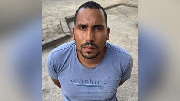 Suspeito, identificado como Wedson Oliveira da Silva, é investigado por homicídios e pelo comando do tráfico de drogas na região de Cajueiro e áreas próximas