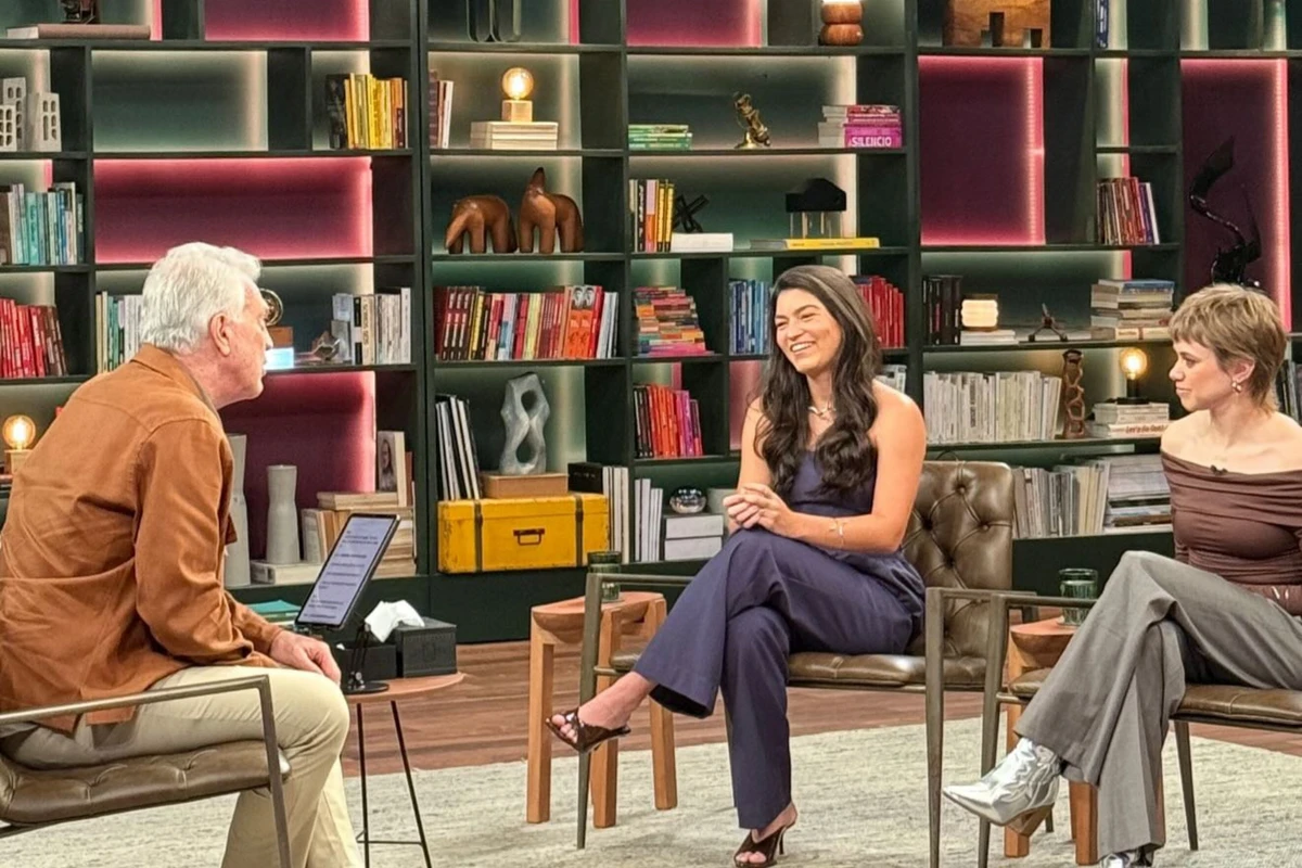 A capixaba Lara Santana esteve no Conversa com Bial ao lado da amiga Mari Krüger