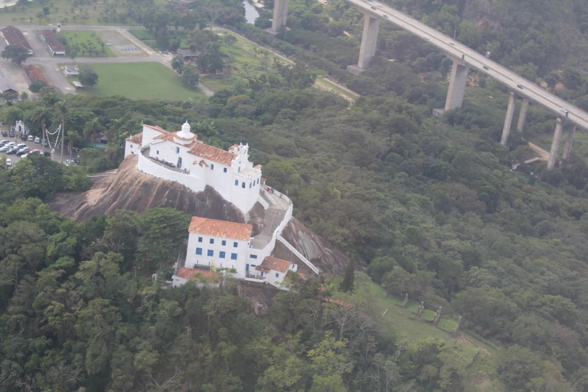 Do alto do Convento da Penha, é possível enxergar o Parque da Prainha e a Terceira Ponte.
