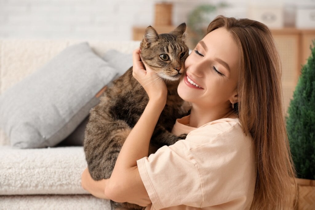“Lua” combina com gatas de comportamento calmo e que gostam de ficar quietinhas ao lado do tutor (Imagem: Pixel-Shot | Shutterstock)